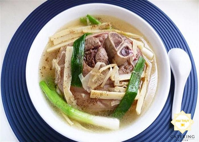 Làm "canh giò heo hầm măng tươi" vừa béo vừa ngon