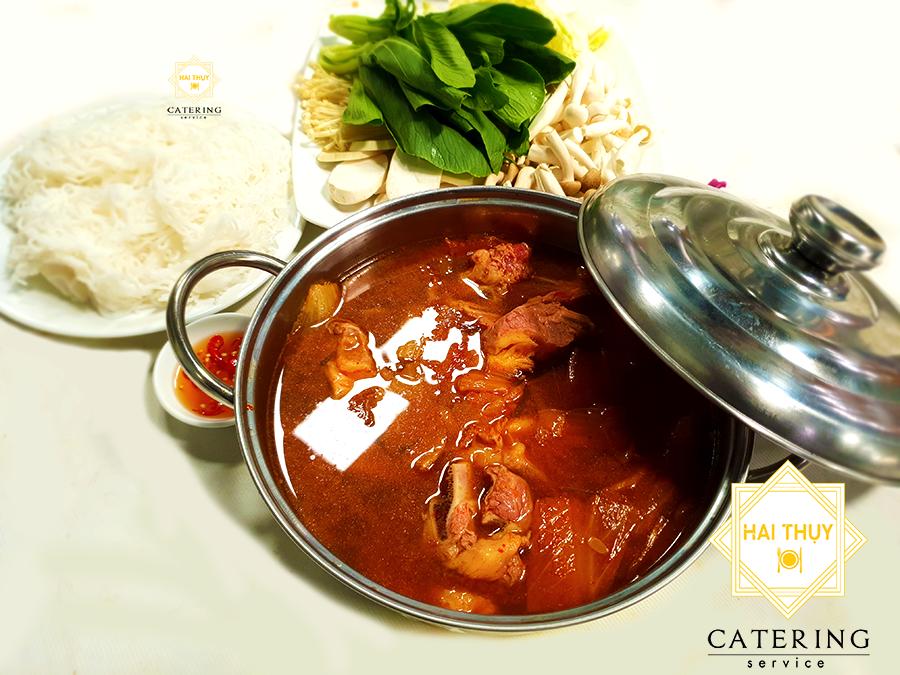 Món lẩu nghi ngút khói lan tỏa hơi ấm yêu thương trong buổi tiệc