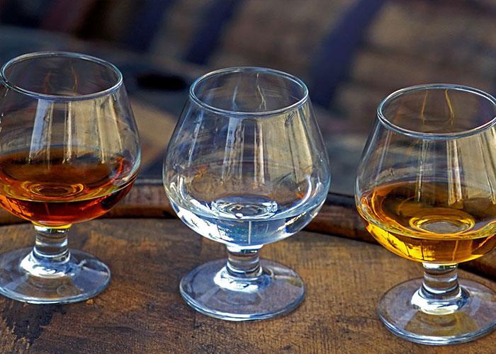 Gợi ý một số mẫu ly uống rượu vang phổ biến khi đặt cỗ tại nhà