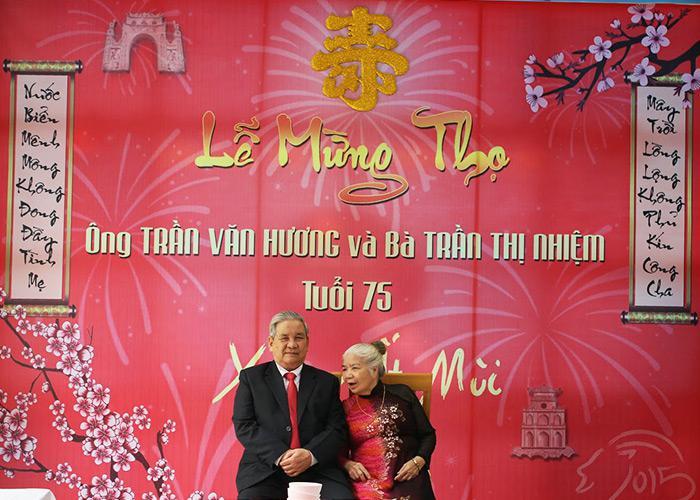 Đặt tiệc mừng thọ cho ông với 3 cách tổ chức